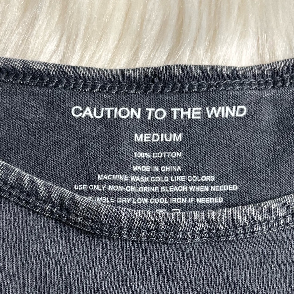 Caution To The Wind Gray Yellowstone Cropped T-Shirt size Medium - Picture 6 of 6